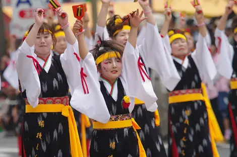 Danza durante el festival de las flores en Hiroshima. Danza durante el festival de las flores en Hiroshima.