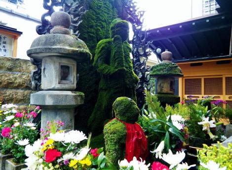 Las estatuas del jardín del templo Hozen-ji.