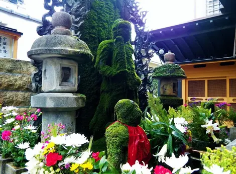Las estatuas del jardín del templo Hozen-ji. Las estatuas del jardín del templo Hozen-ji.