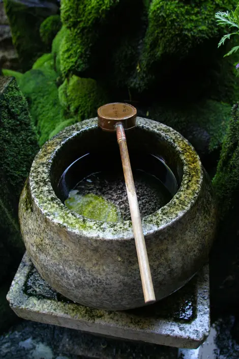 El agua que se vierte sobre los hombros de la estatua.