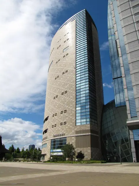 El moderno edificio del Museo de Historia de Osaka.