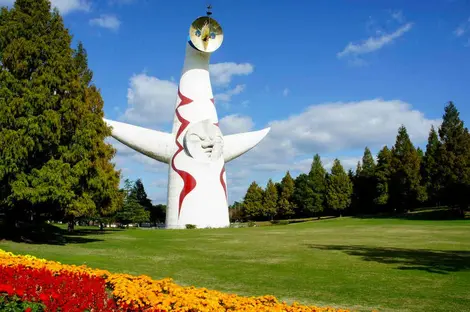 La torre del Sol, escultura del artista japonés Taro Okamoto.