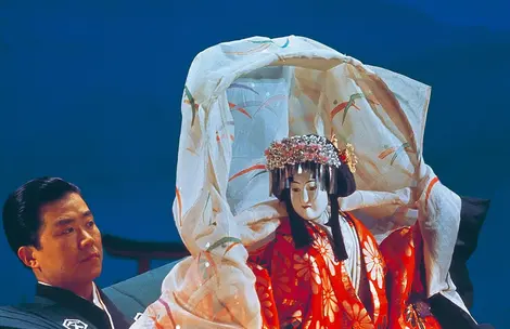 Marionettenspieler und Puppe im Bunraku-Theater