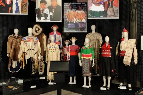 Trajes tradicionales en el Museo Nacional de Etnografía.