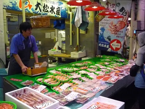 Tarantín de un vendedor de pescado en el mercado Omicho.