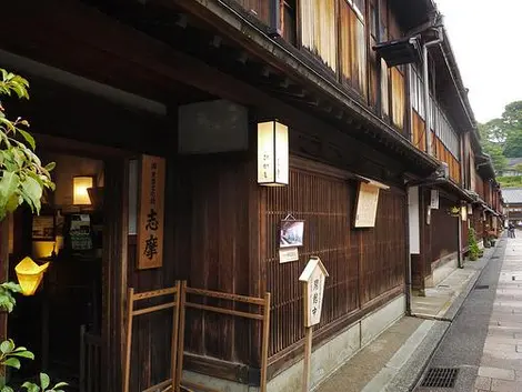 Fachada de la casa de té el vecindario tradicional Higashiyama.