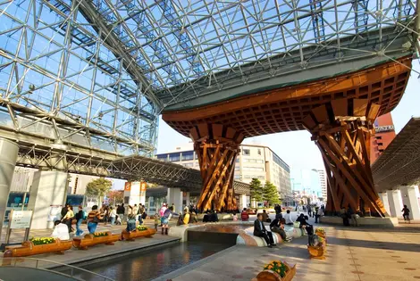 El super moderno torii de la estación de Kanazawa.