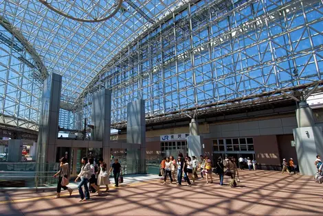 La enorme cúpula de vidrio de la estación de Kanazawa.