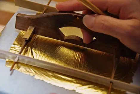 Cortando las hojas de oro en la tienda Hakuza. Cortando las hojas de oro en la tienda Hakuza.