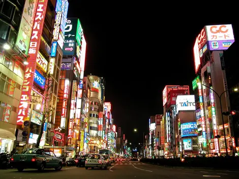 Les lumières de Shinjuku illuminent la nuit tokyoïte. Les lumières de Shinjuku illuminent la nuit tokyoïte.