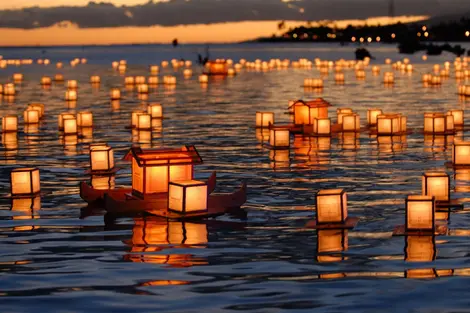 Les festival de lanternes, un des nombreux matsuri de l'obon.