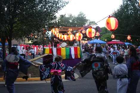 I visitatori vestiti con uno yukata, il kimono estivo, danzano in cerchio in una pacifica atmosfera.