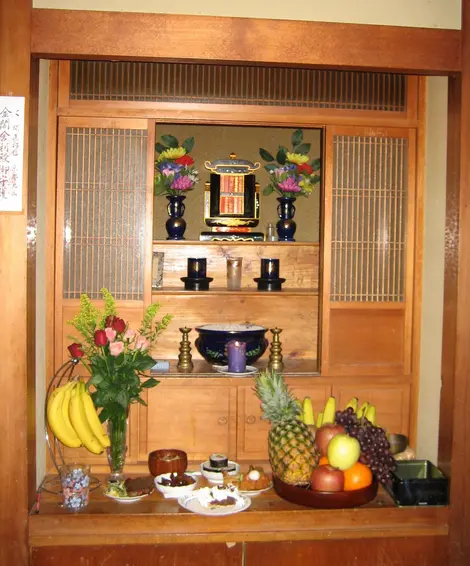 Durante el Obon, las familias decoran el altar de la casa butsudan y hacen ofrendas de incienso, flores o frutas, según la región