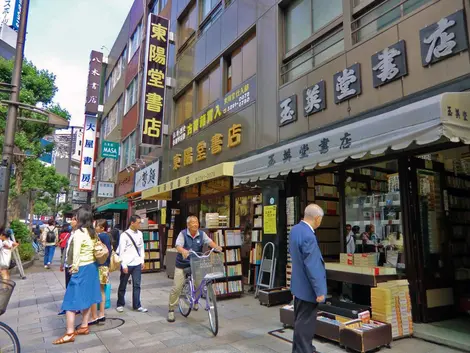 Kanda è una libreria gigantesca frequentata da studenti di molte università prestigiose.