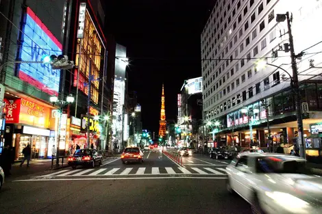 La vie nocturne de Roppongi regorge de boites de nuits et de bars à d'hôtesse.