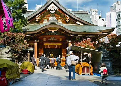 Temples et de sanctuaires d’Ueno à Tokyo En plus du parc et du zoo, le quartier de Ueno est rempli de temples et de sanctuaires.
