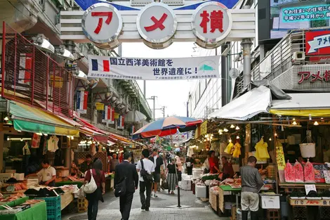 Ameyoko, rue commerçante du quartier d’Uneo. La rue commerçante d'Ameyoko relie les gare de Ueno et d'Okachimachi.