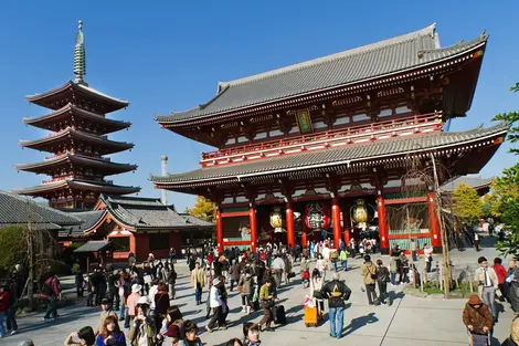 Une porte sacrée dans le quartier d'Asakusa (Tokyo). 