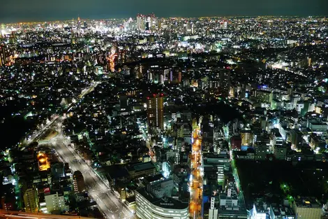 Ikebukuro es una versión pequeña del frenesí de Shibuya o Shinjuku. Ikebukuro es una versión pequeña del frenesí de Shibuya o Shinjuku.