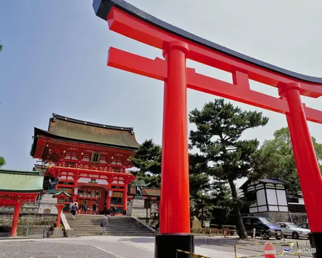 riesiges Schreintor vor dem Fushimi Inari riesiges Schreintor vor dem Fushimi Inari