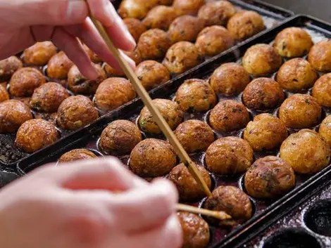 Takoyaki : petits soufflés de pieuvre cuite, spécialité d'Osaka. Takoyaki : petits soufflés de pieuvre cuite, spécialité d'Osaka.