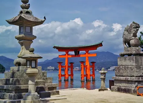 Le sanctuaire Itsukushima à Miyajima, près de Hiroshima Le sanctuaire Itsukushima à Miyajima, près de Hiroshima