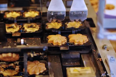 Le momiji manjû, une délicate brioche en forme de feuille d'érable. Le momiji manjû, une délicate brioche en forme de feuille d'érable.