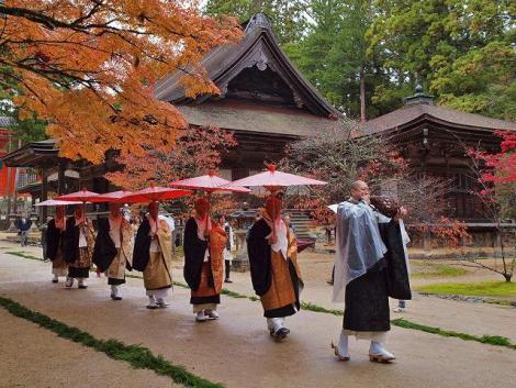 Procession de moines bouddhistes