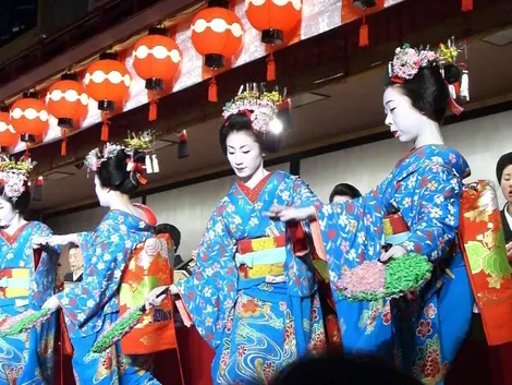 Geishas dansant pour le festival Miyako Odori. Geishas dansant pour le festival Miyako Odori.