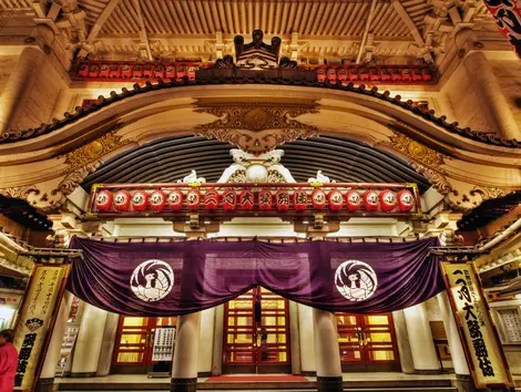 Le théâtre Kabuki-za dans le quartier de Ginza à Tokyo.