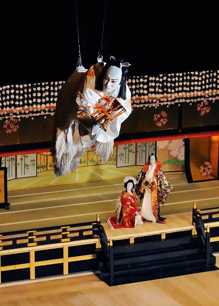 El kabuki tiene un escenario muy particular que le permite a los actores hacer entradas espectaculares.