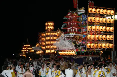 Desfile de lámparas durante el Gion Matsuri. Desfile de lámparas durante el Gion Matsuri.