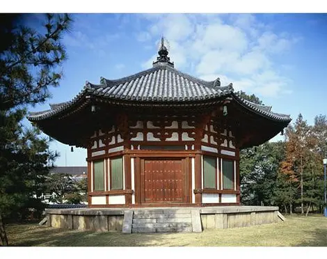 Pabellón del templo Kofukuji. Pabellón del templo Kofukuji.