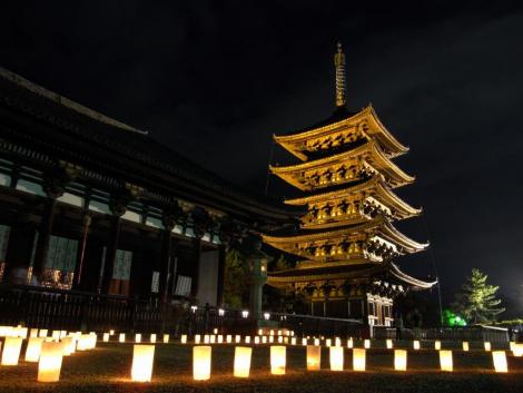 Lámparas frente a la pagoda de cinco pisos del templo  Kofukuji.