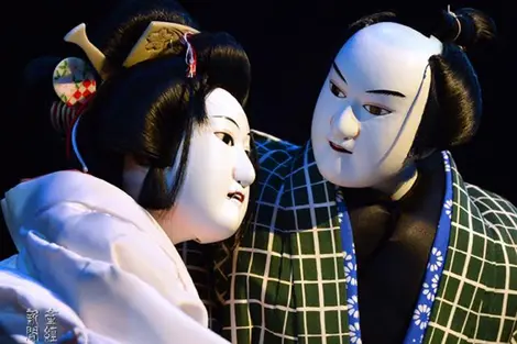 La marionnette est l’héroïne, le centre de toutes les attentions, de toutes les infimes précautions du théâtre bunraku.