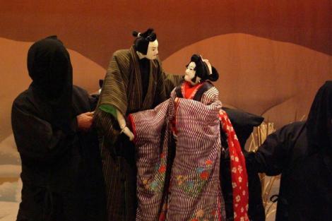 El teatro Bunraku se ejecuta con muñecos japoneses.