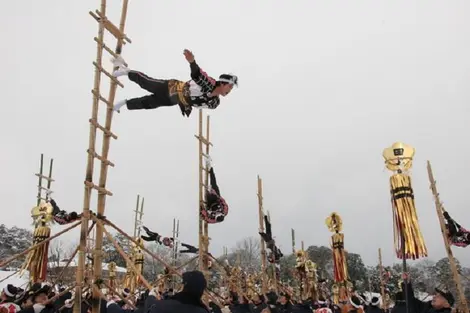 Acróbatas durante el festival Kagatobi Dezomeshiki. Acróbatas durante el festival Kagatobi Dezomeshiki.