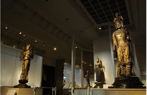 Estatuas en el Museo Nacional de Nara. Estatuas en el Museo Nacional de Nara.