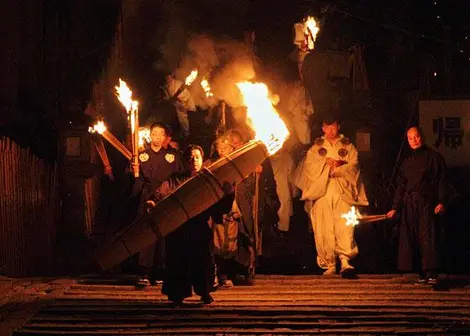Armados con antorchas, los monjes corren por las alturas de la sala del Gran Buda. Armados con antorchas, los monjes corren por las alturas de la sala del Gran Buda.