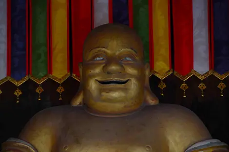 El buda Miroku, mejor conocido como el buda barrigón sonriente, en el templo Manpukuji (Kyoto).