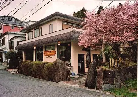 Devanture de la boutique de poupées kokeshi artisanales à Hakone