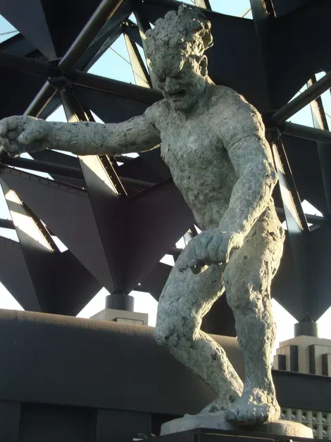 Estatua en la puerta Sanmon del templo Isshinji.