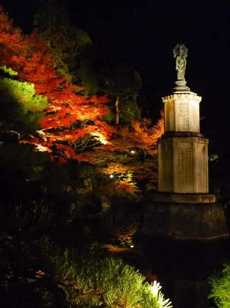 La noche en los jardines del templo Chion-in.