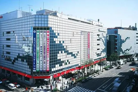 Matsuzakaya compte de nombreux stands d’épicerie fine en son sous-sol ou des étalages de vêtements de toutes sortes.