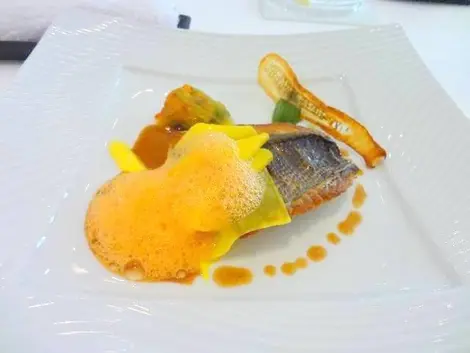 Un hermoso y delicioso plato del restaurante Le pont du ciel. Un hermoso y delicioso plato del restaurante Le pont du ciel.