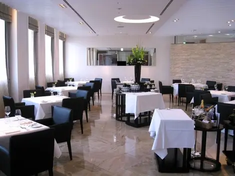 El elegante restaurante Le pont du ciel. El elegante restaurante Le pont du ciel.