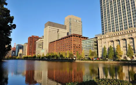 Le canal entourant les jardins impériaux près de la gare de Tokyo. Le canal entourant les jardins impériaux près de la gare de Tokyo.