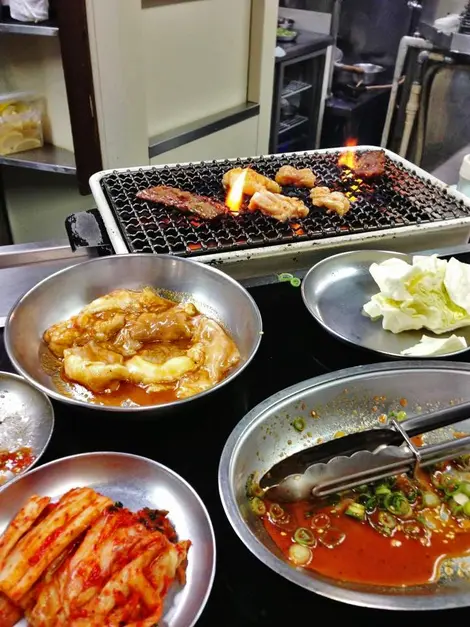 Deliciosos platos del restaurante Yakiniku Sora. 