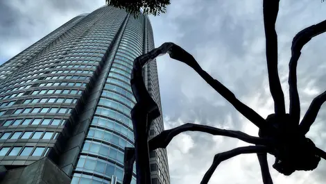 Au pied de la tour Mori, à Roppongi, l'araignée Maman, sculpture de bronze réalisée par la Franco-américaine Louise Bourgeois.