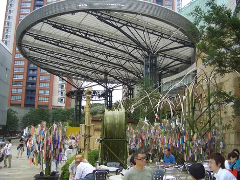 Una de las elegantes esculturas de Roppongi Hills.